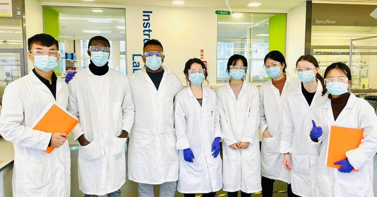 «Болашақ» түлегі Түркістанда интерактивті әдістерді қолдана отырып химия пәнінен сабақ береді