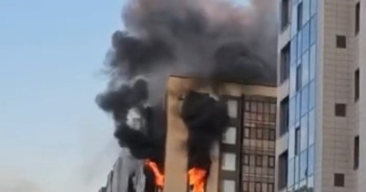 Елордада көпқабатты тұрғын үй өртке оранды (видео)