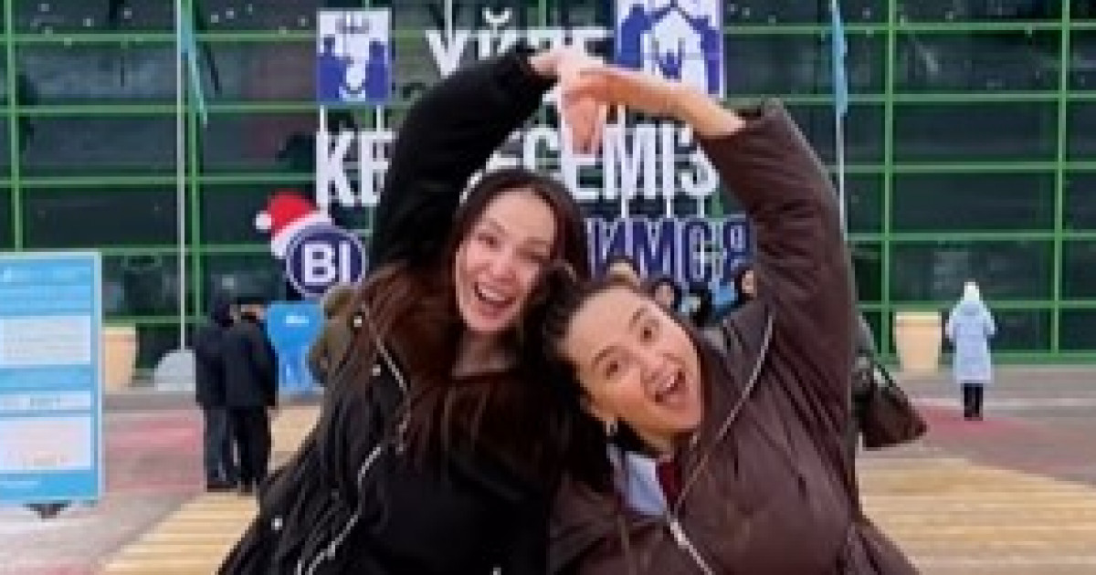 Қайрат Нұртастың әйелі Астана әуежайының алдында биледі