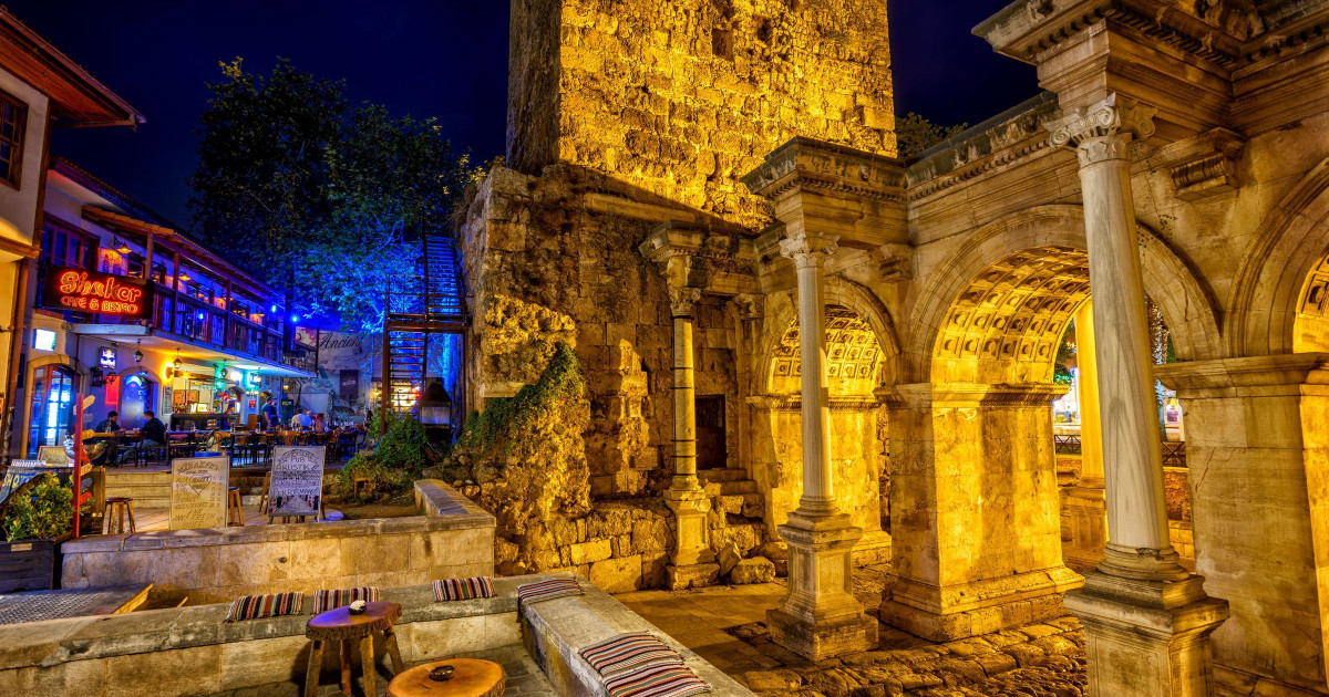 Көне мен жаңаны ұштастырған Анталия