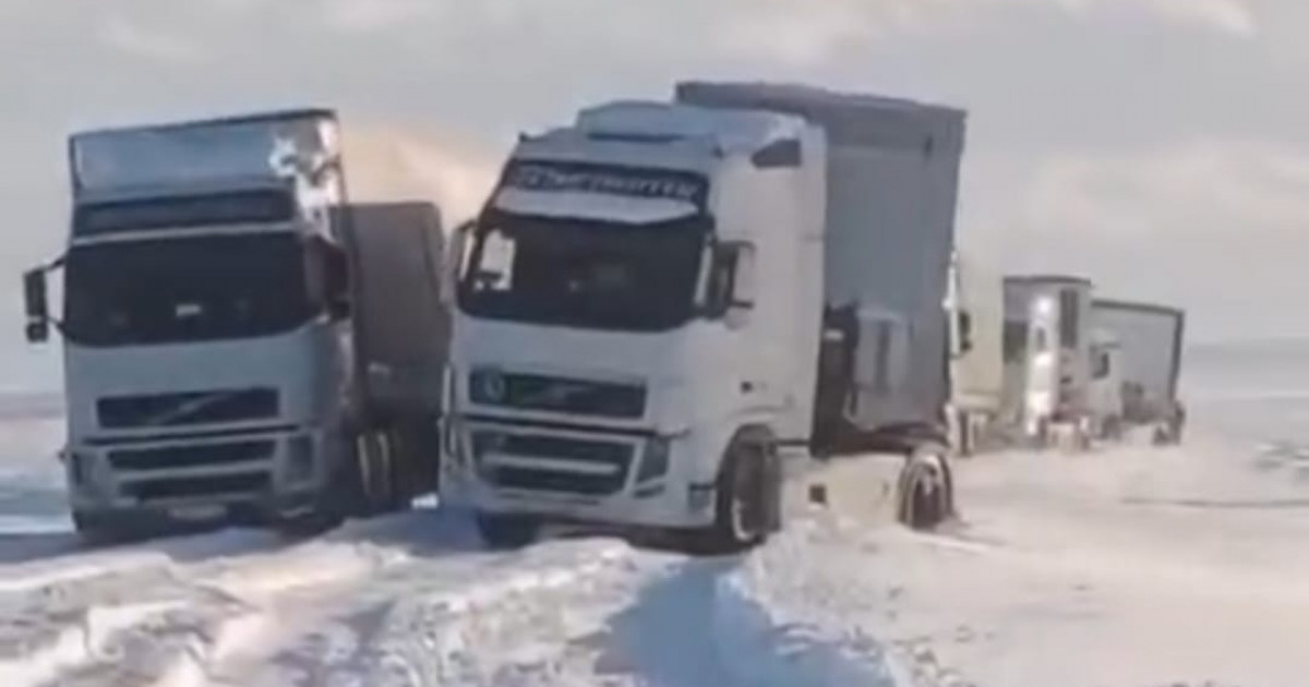 Маңғыстау облысында 13 жүк көлігі қар құрсауынан құтқарылды (видео)