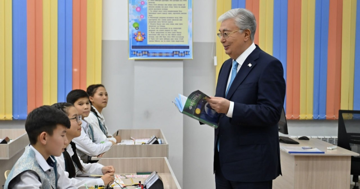 Мемлекет басшысы ауыл мектебіне автобус сыйға тартты