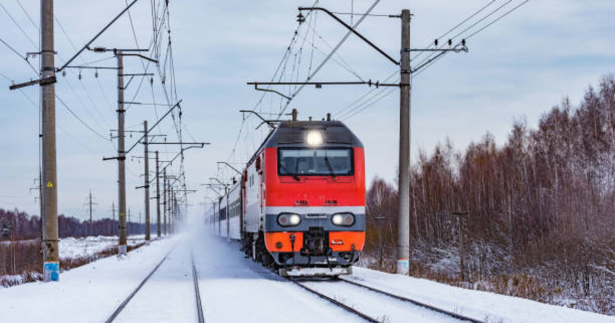 300 мың теңге: пойыз тамбурының әйнегін сындырған жолаушыға айыппұл салынды