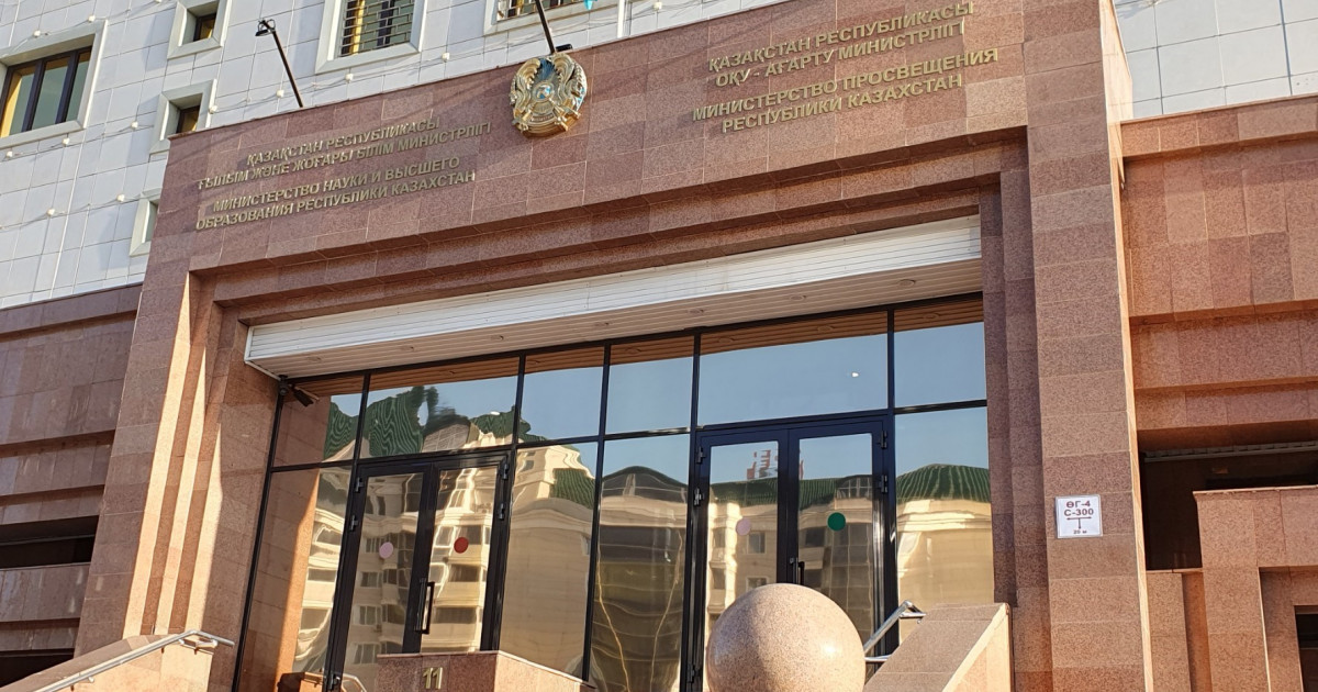 Алаяқтық жасады деп айыптаған: Атырауда мұғалім өз-өзіне қол жұмсамақ болды