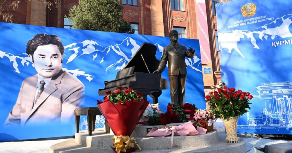 Алматыда әнші Ермек Серкебаевтың ескерткіші ашылды
