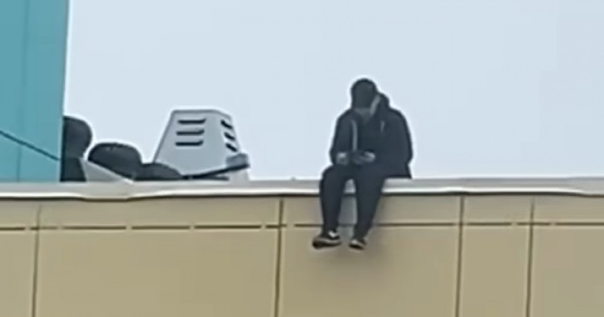 Астанада әйеліне ренжіп, көпқабатты ғимараттың төбесіне шығып алған ер адам қамауға алынды