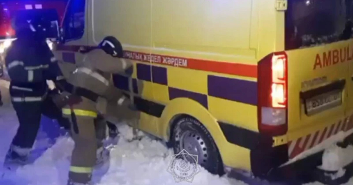 Астаналық құтқарушылар жедел жәрдем көліктерін қар құрсауынан құтқарды