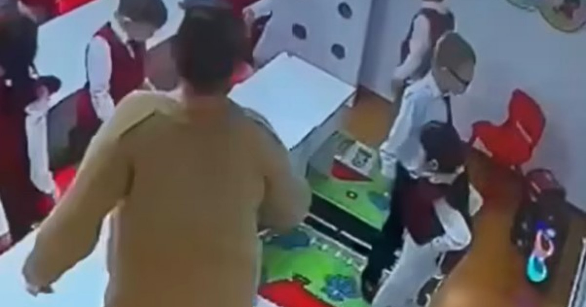 Атырау облысында баланы тепкен балабақша тәрбиешісі жұмыстан қуылды