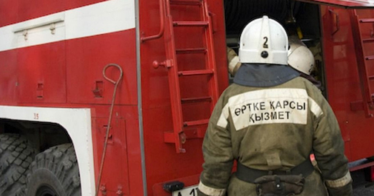 Атырауда өрт шыққан үйден 13 адам құтқарылды