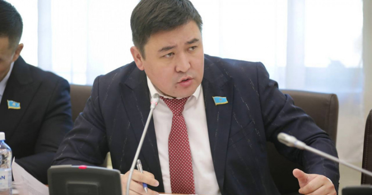 Депутат еден жуушы мен аула сыпырушының жалақысын көтеруді талап етті