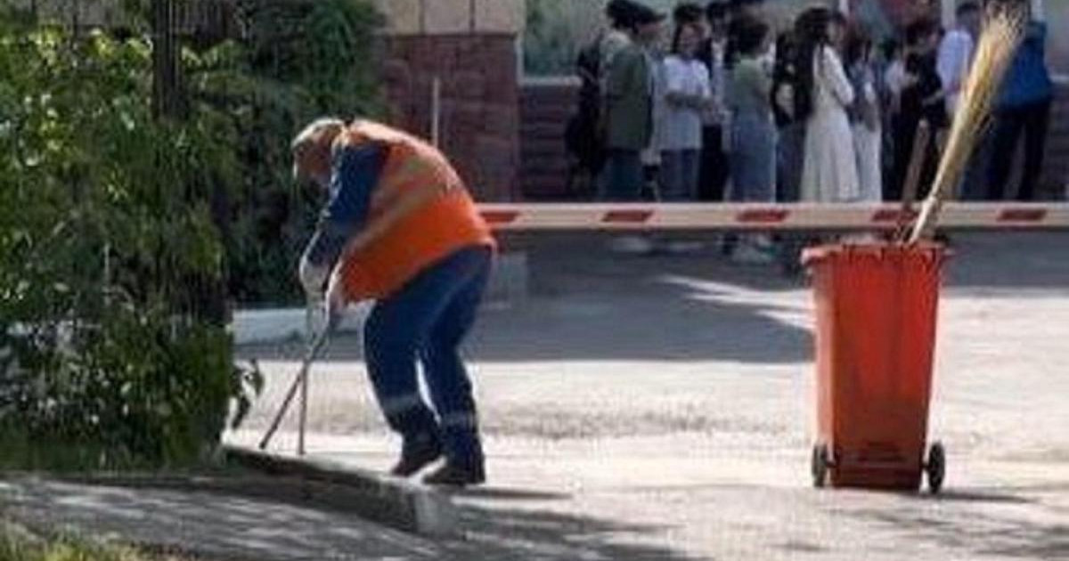 Енді қоғамдық орында боқтап, түкіргендер көше сыпырады