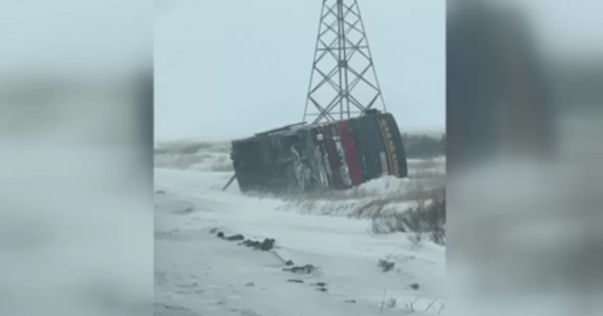 Қарағанды облысында қатты жел салдарынан автобус аударылып қалды (видео)