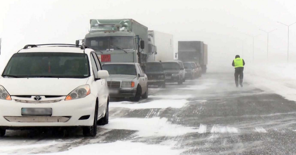 Қолайсыз ауа райына байланысты төрт облыста жол  жабылды