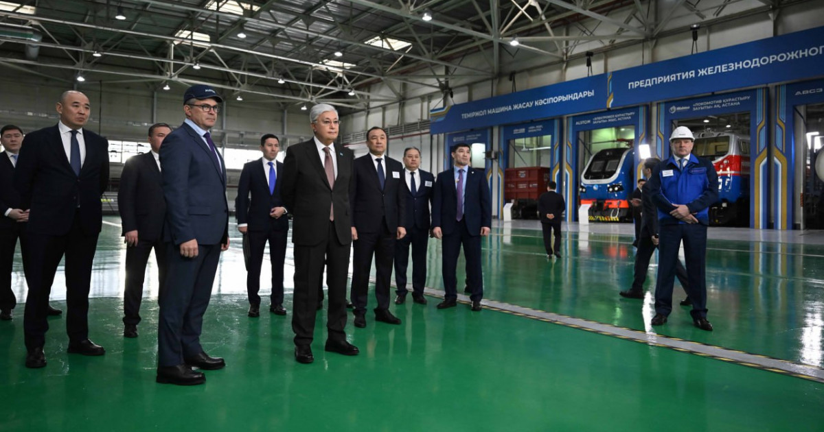 Мемлекет басшысы электровоз құрастыру зауытының жұмысымен танысты