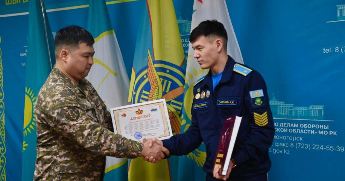 Өмірін қатерге тігіп, өртенген үйден адамды құтқарған курсант алғысхатпен марапатталды