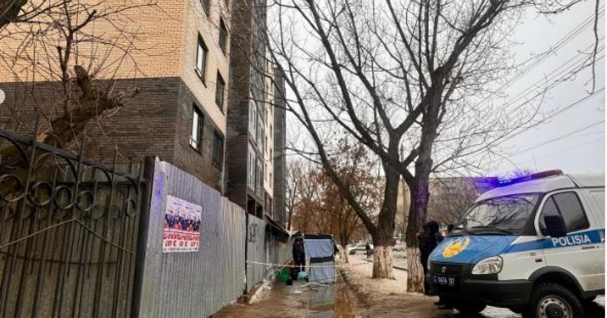 Оралда көшеде кетіп бара жатқан адам басына кірпіш құлап, мерт болды