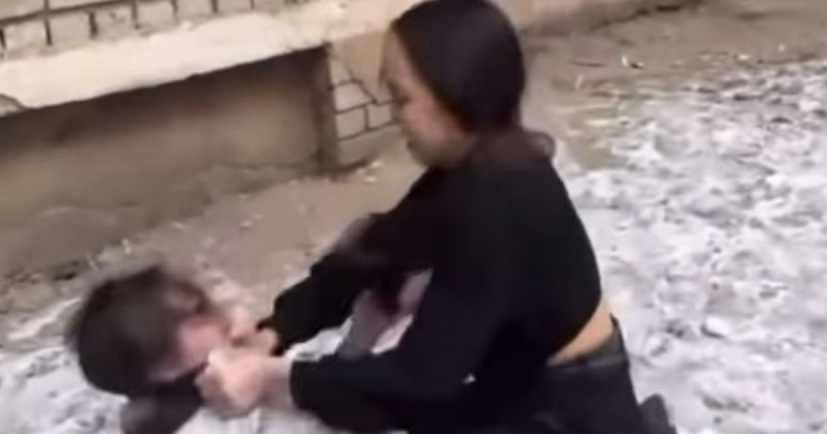 Семейде 7-8-сыныпта оқитын қыздар қатарласын жабылып ұрып, видеоға түсірген