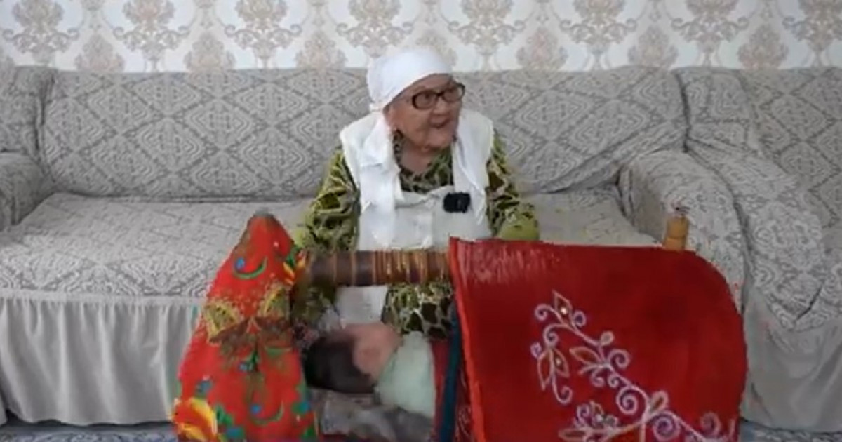 TikTok-қа видео түсіреді: Түркістан облысында 100 жастағы қария әлеуметтік желіні пайдаланады