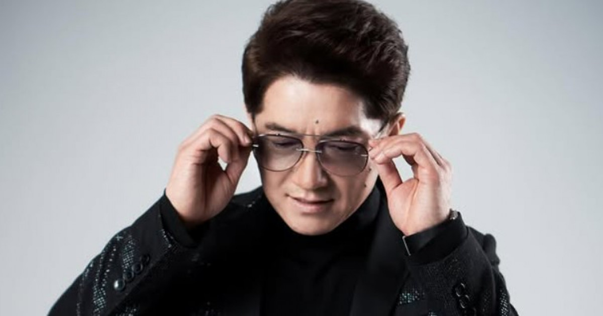 «Әжем бүк түсіп ренжіген»: Сәкен Майғазиев отбасындағы оқиғаны айтып берді