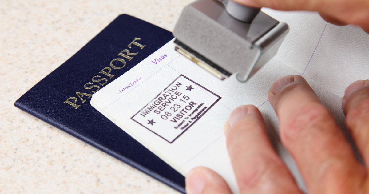 100 адам: АҚШ-та рейд кезінде Қазақстан азаматтары ұсталды