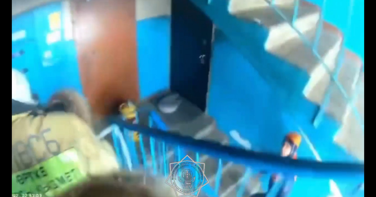 Ақтөбеде құтқарушылар өртеніп жатқан пәтерден балаларды алып шықты