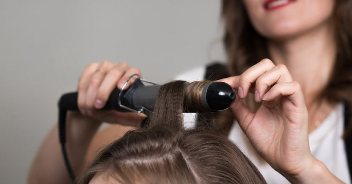 Анасы туған қызын шаш бұйралағышпен күйдіріп азаптаған