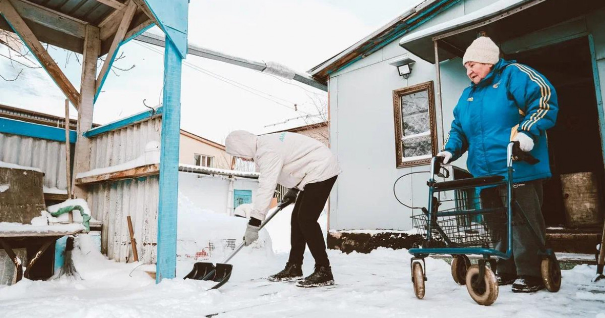 «Ардагерлерді ардақтайық!»: белсенді жастар зейнеткерлерге көмек көрсетті