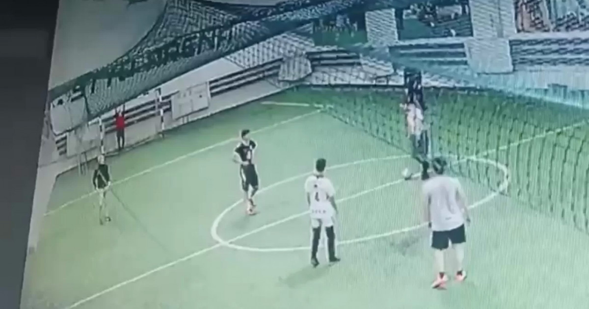 Астанада ер адам үстіне футбол қақпасы құлап, көз жұмды