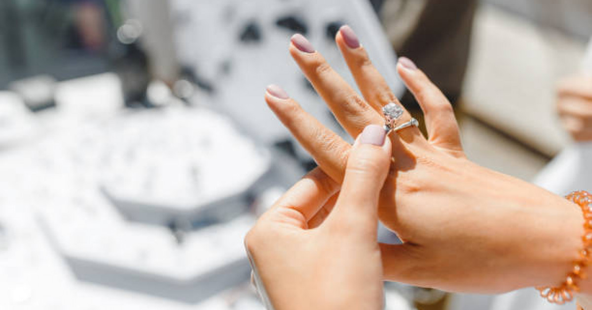 Астаналық әйел бриллиант сақинаны ұрлап, ломбардқа өткізіп жіберген