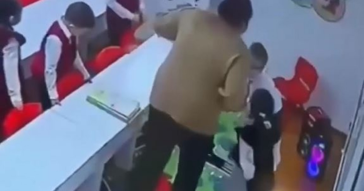 Атырауда сәбиді ұрып-соққан тәрбиешіні жауапқа тартты