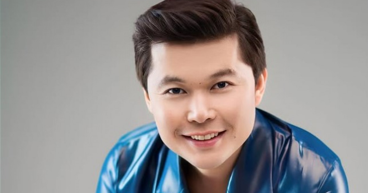 «Қайғы мен қуаныш қатар жүреді»: Ернар Айдар әкесі өмірден өткен кезде ұлды болғанын айтты