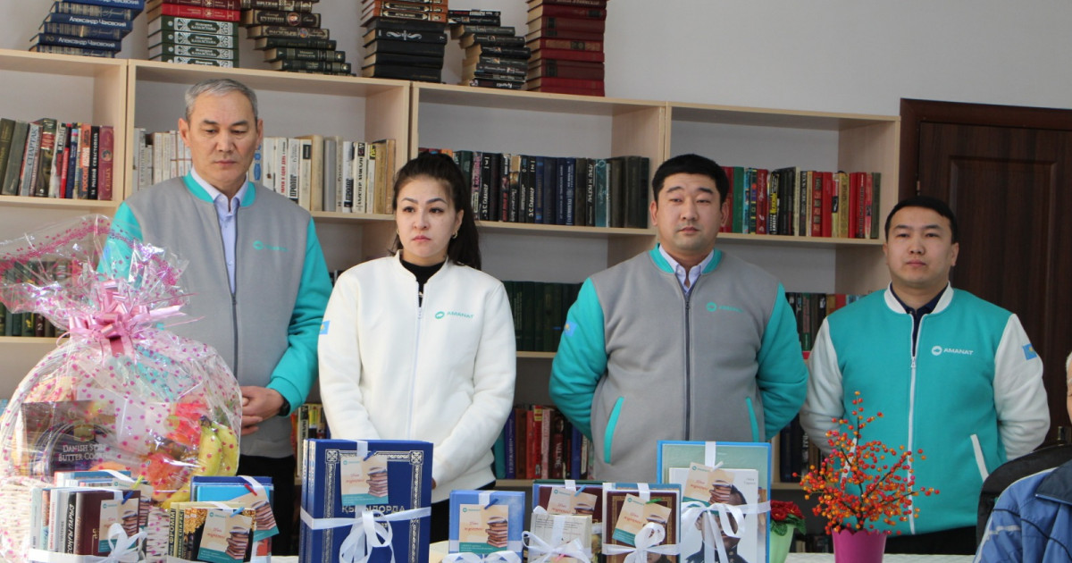 Қазыналы қарттарға кітап сыйға тартты