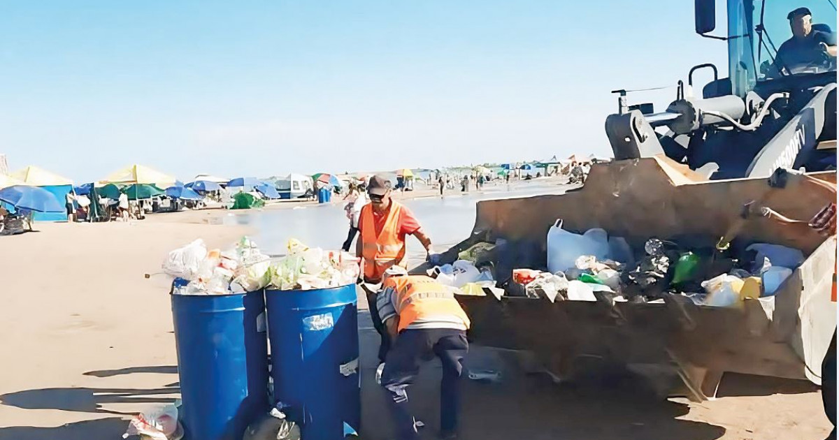 Қоқыс жамылған Қапшағай жағалауы