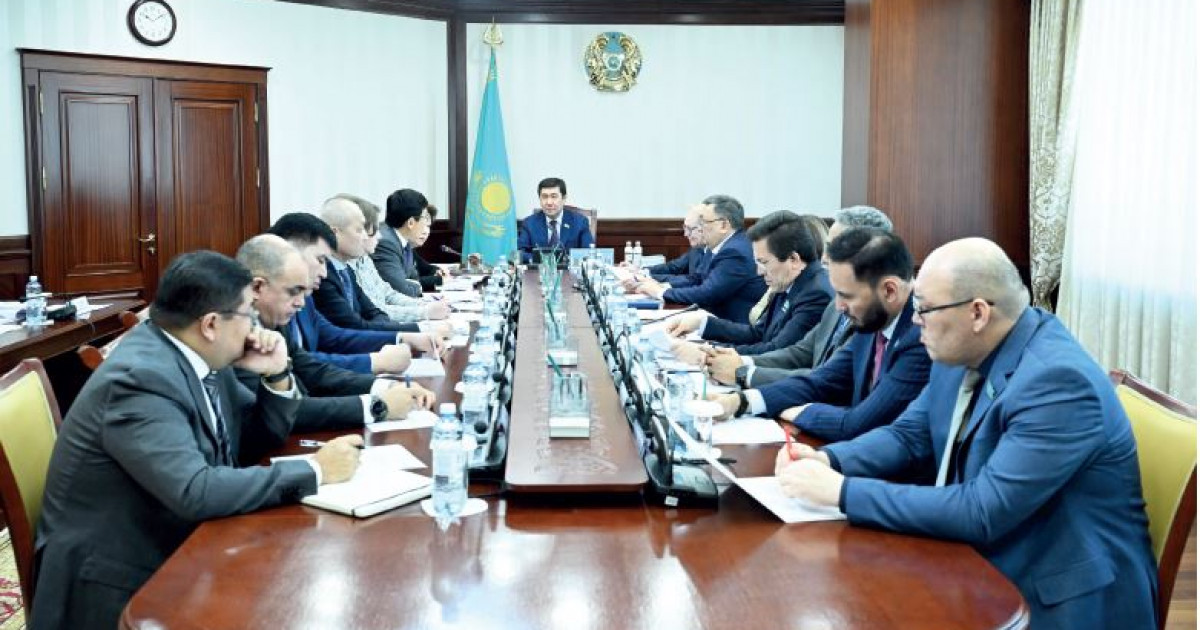 Мәдениет және білім туралы заң жобасын қарайды