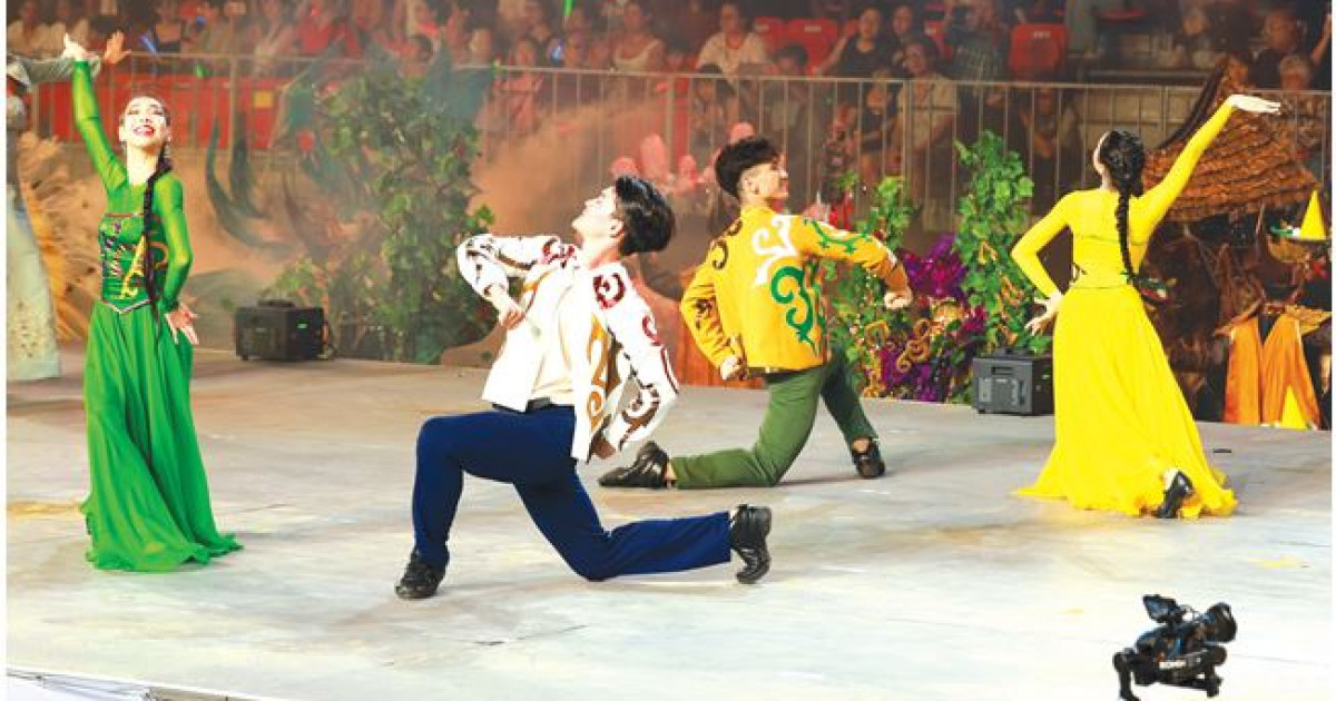 Отандық әртістер көше шеруінде өнер көрсетті