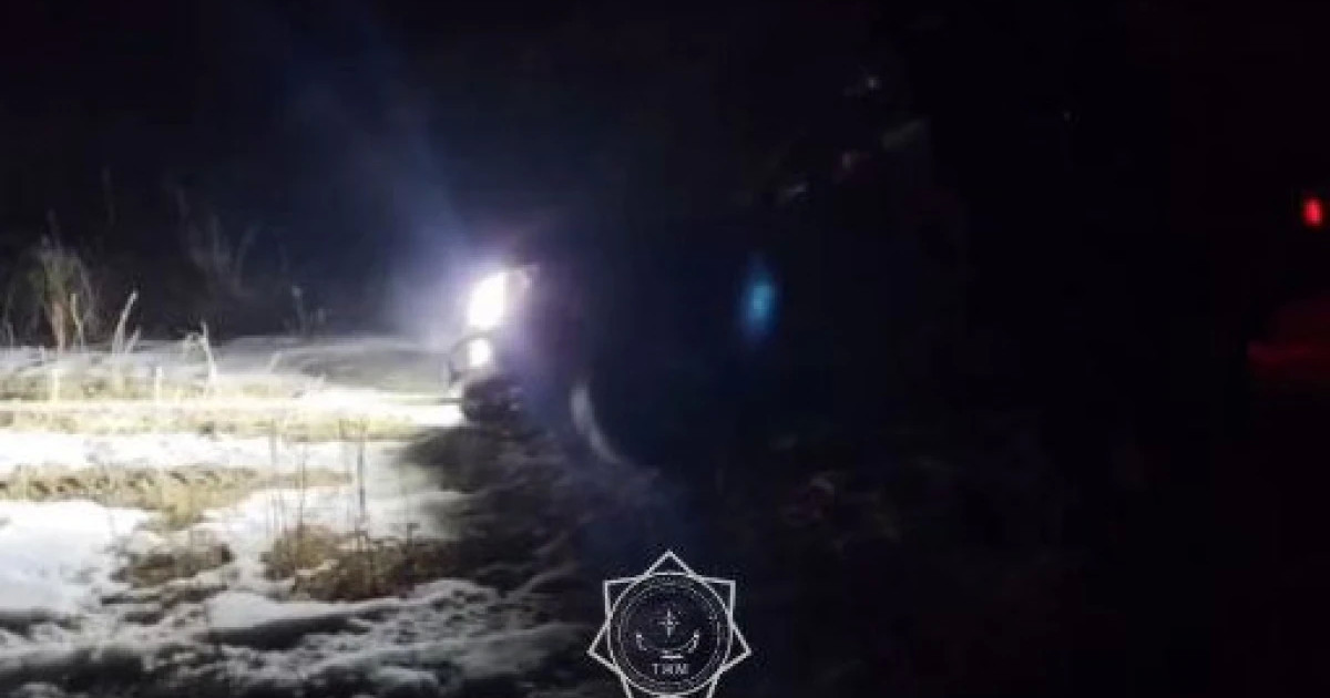 Жетісуда екі көлік мұз астына түсіп кетті