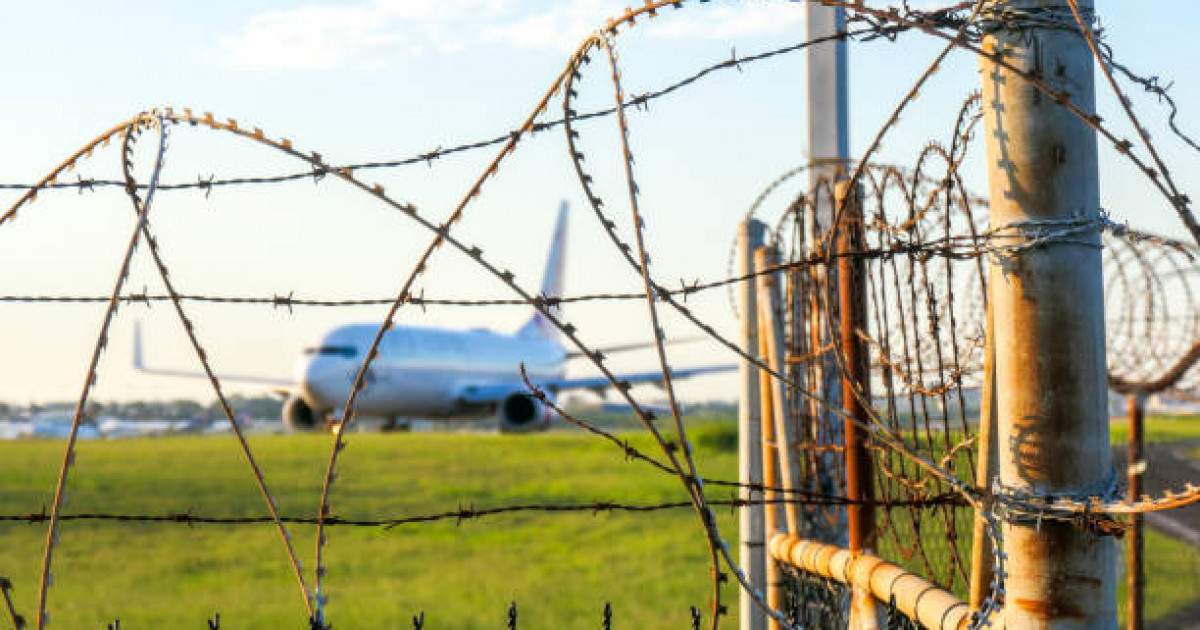 Алматы әуежайында қызметкерді кепілге алған ер адам бұған дейін автобуста қызды ұрған