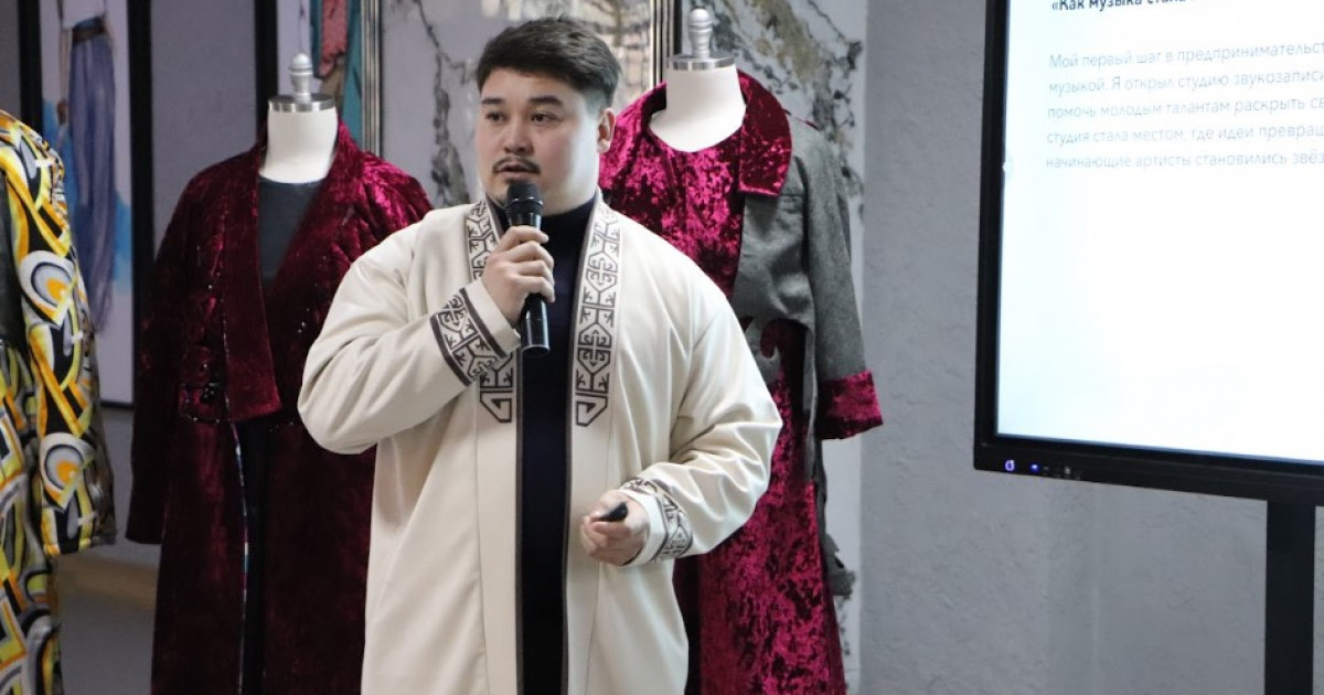 Алматыда партия белсенділері Ұлттық киім күніне орай шеберлік сабағын ұйымдастырды