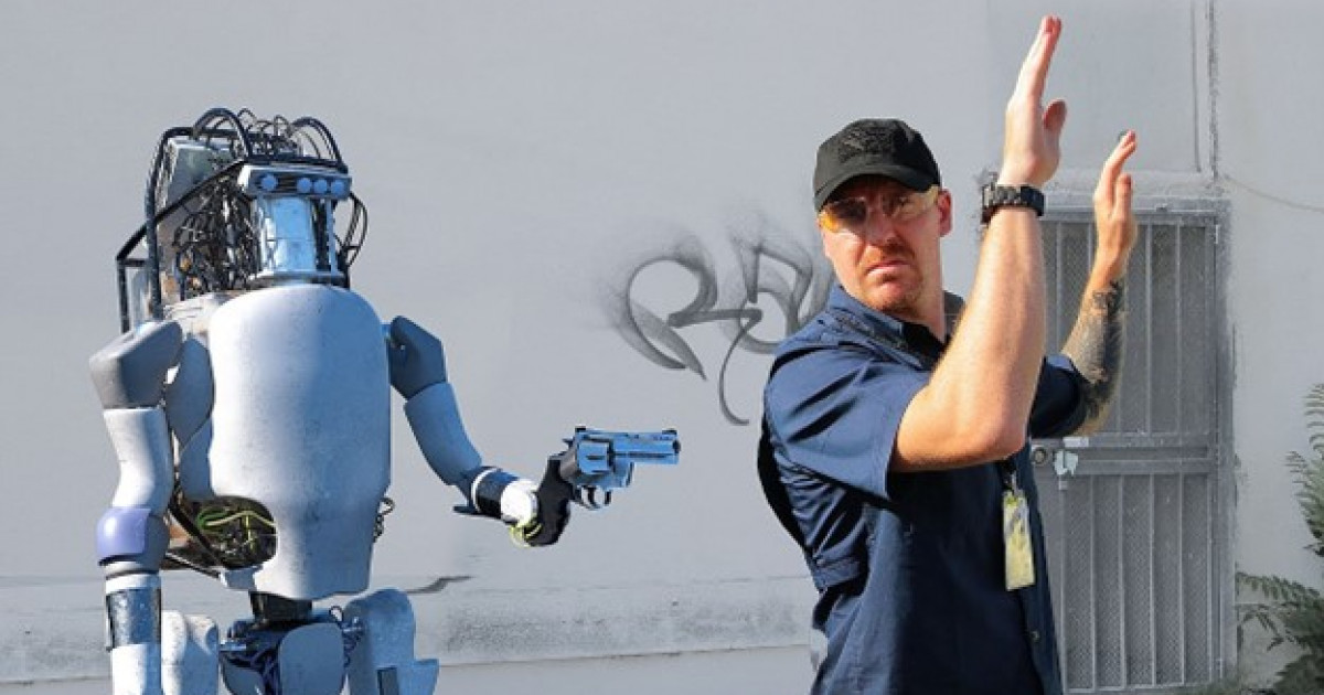 Америкада робот адамға қарсы шығып, тапанша кезенген (видео)