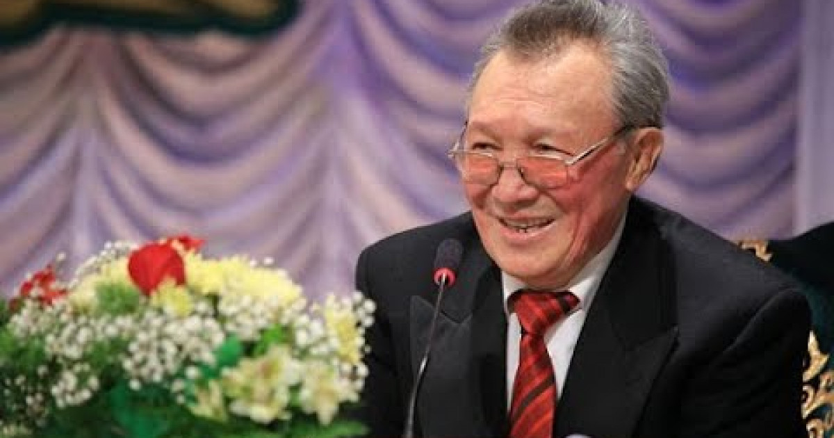 «Бірге кітап оқиық!»: жазушы Төлен Әбдік Дулат Исабековтің «Қарғын» романын оқуды ұсынды