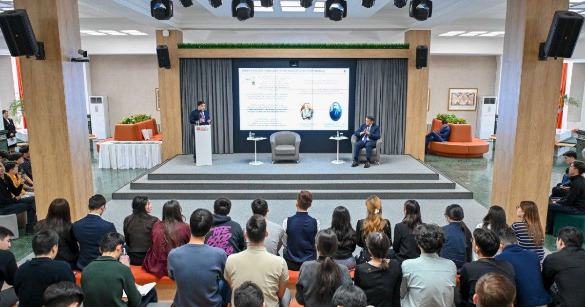 Дархан Жазықбай студенттермен кездесті