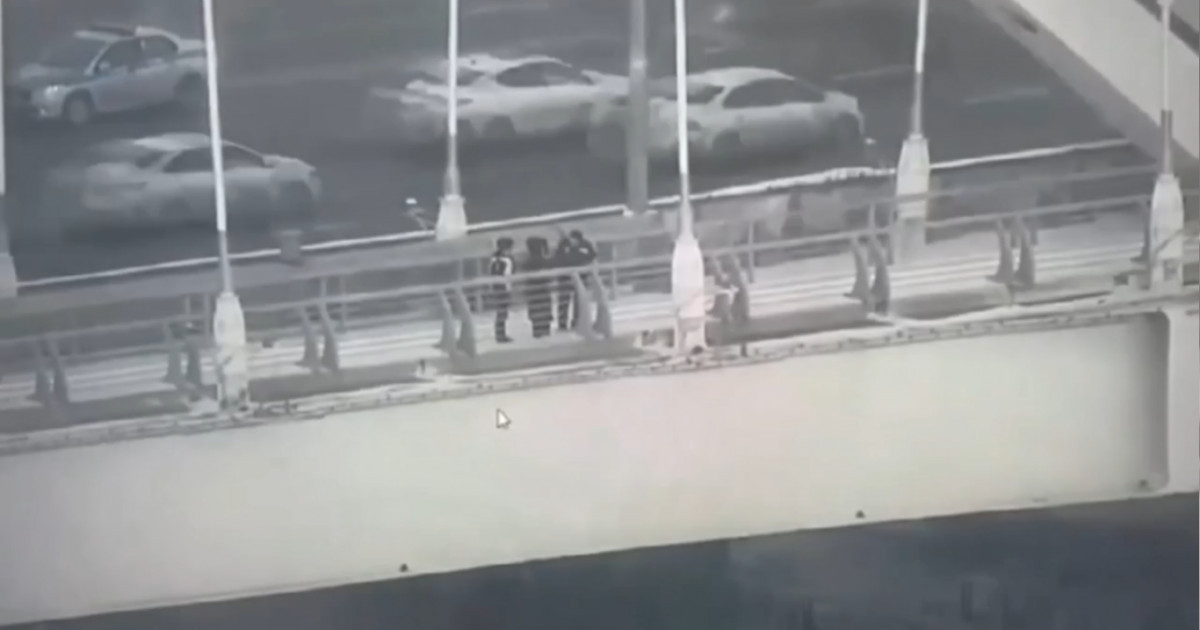 Елордалық полицейлер көпірден секірмек болған қызды құтқарып қалды