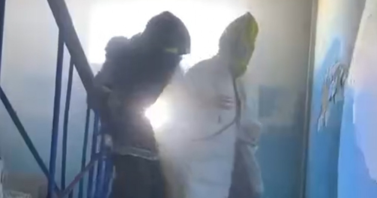 Қарағандыда көпқабатты үйдегі өрттен 3 адам құтқарылды (видео)