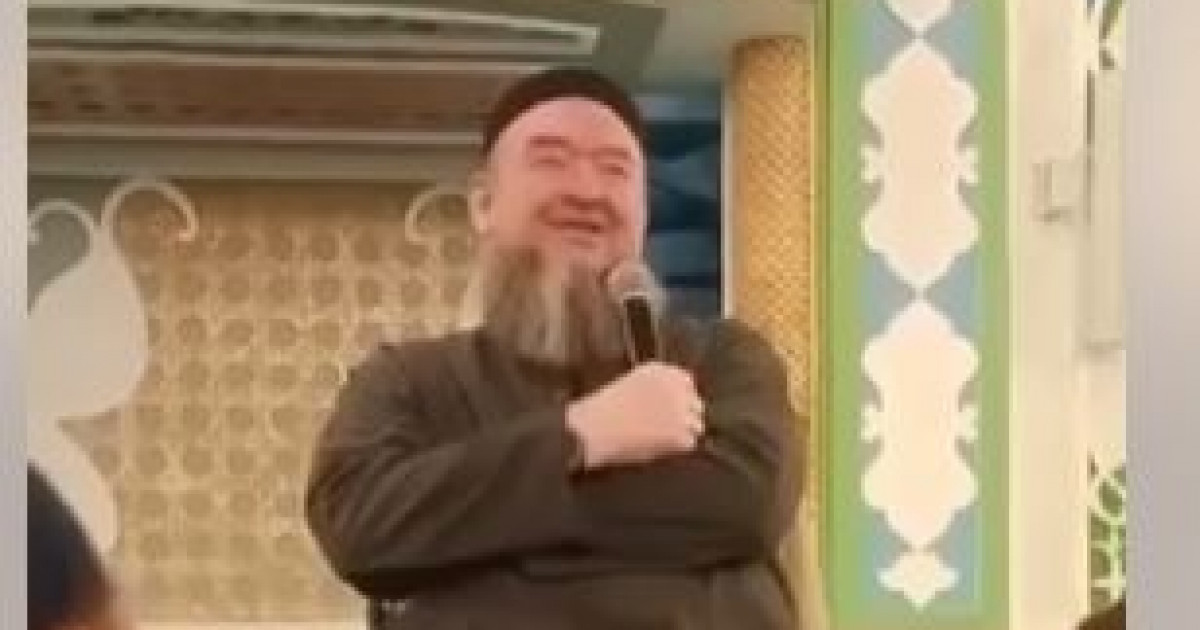 Мешітте уағыз айтып отырып, балаларға аяғын уқалатқан имам көпшіліктің ашуын туғызды