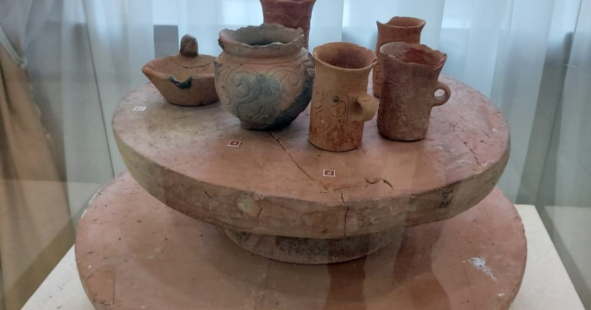 Музей қоры қыштан жасалған дастарқан мен ортағасырлық тышқан аулайтын қақпанмен толықты