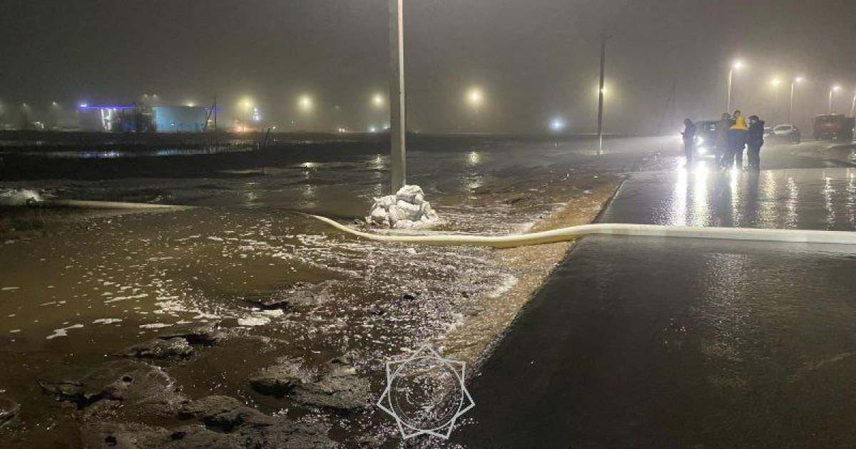 Оралда екі шағынауданды байланыстыратын тасжолды су басты (видео)