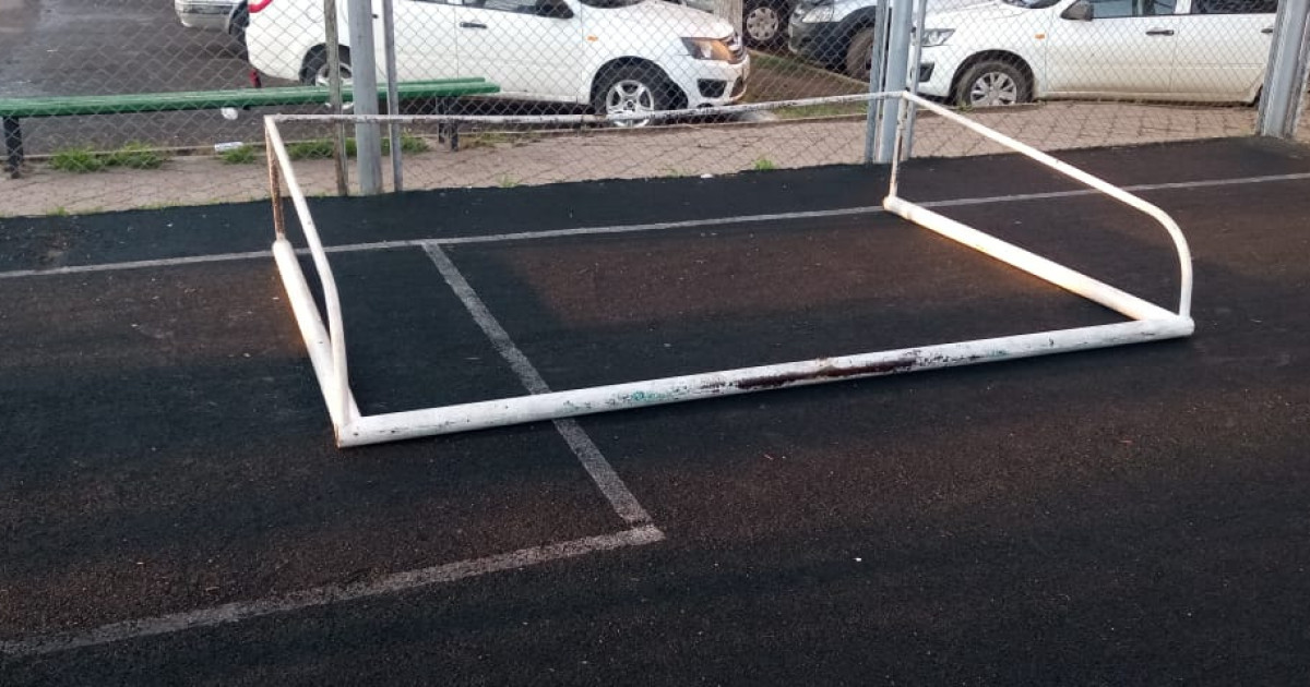 Оралда үстіне футбол қақпасы құлап, өлген баланың оқиғасына кінәлілер әлі анықталмай отыр