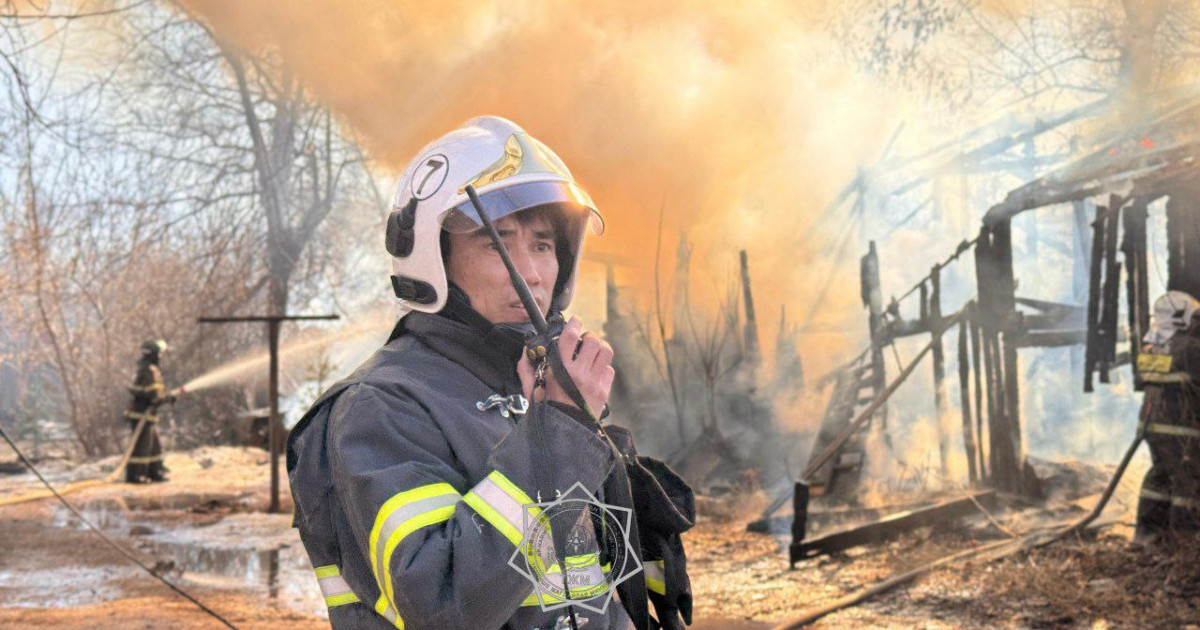 Өскемен қаласында ағаштан салынған шаруашылық құрылысы өртке оранды