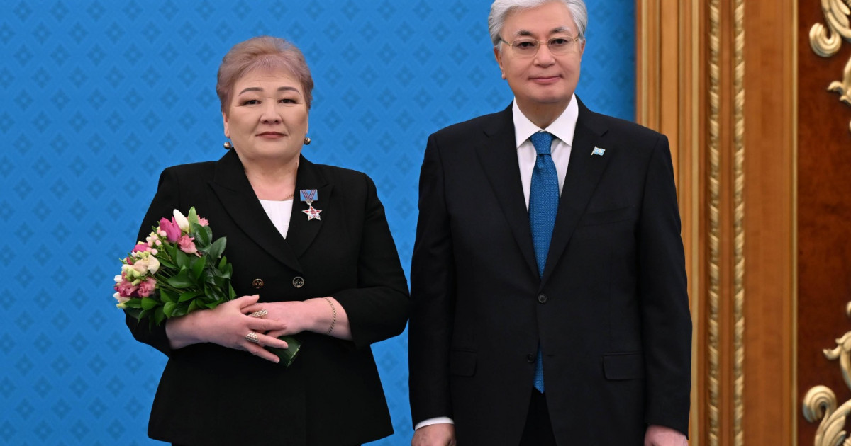 Президент атыраулық краншы әйелді марапаттады