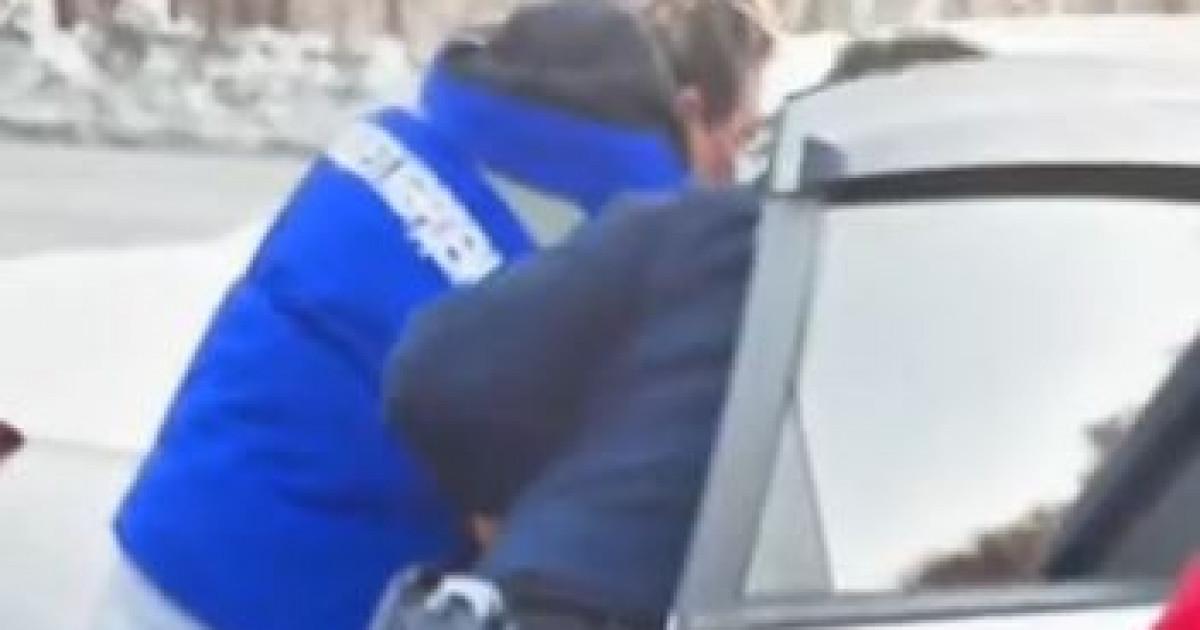 ШҚО-да полицейлер талмасы ұстаған жолаушыны аман алып қалды